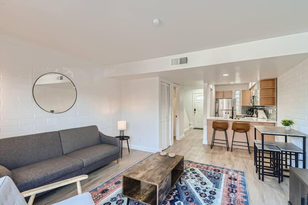 2bd_close To Phx Airport_wi-fi_tvpool+openkitchen